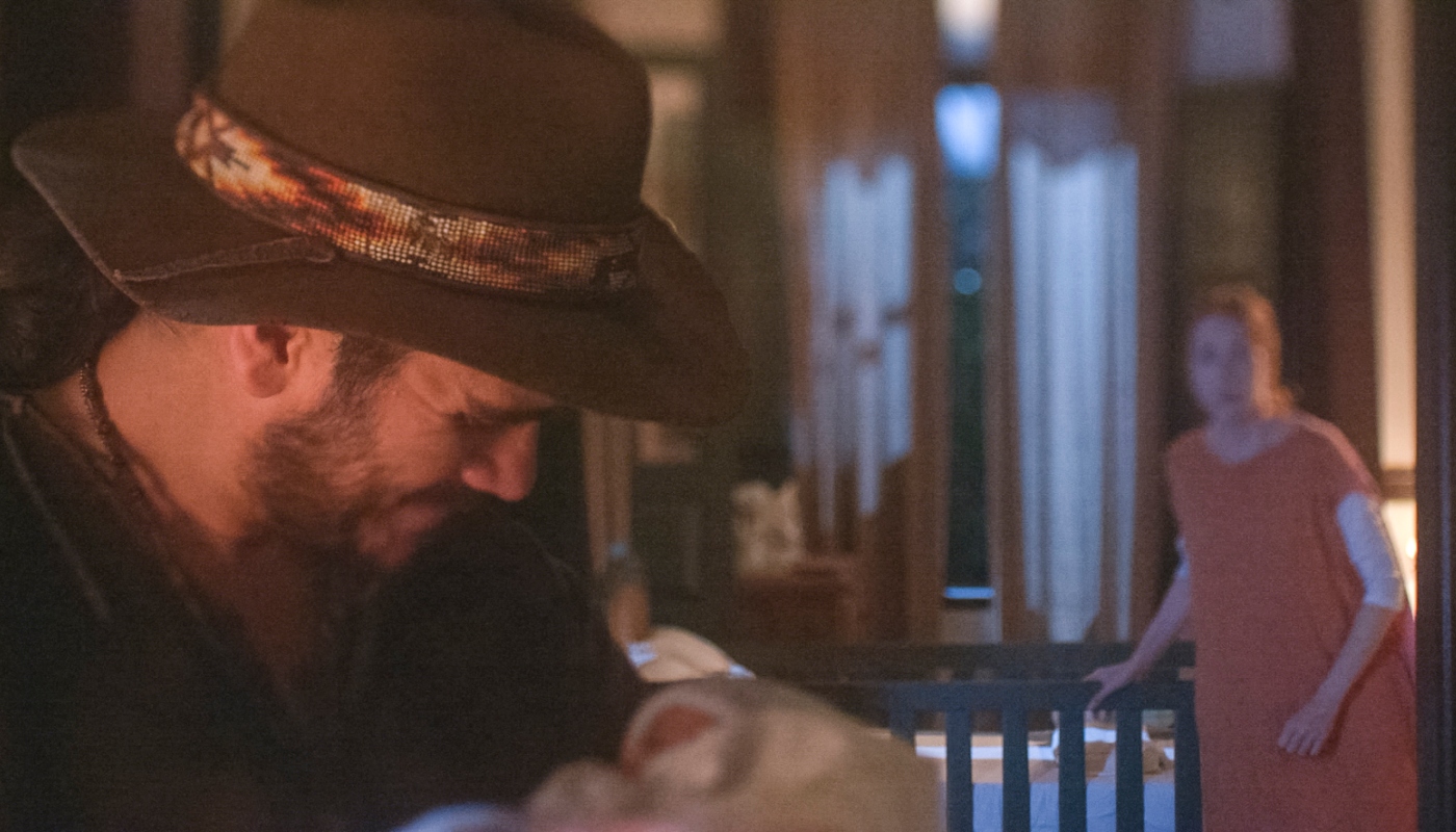 Trindade (Gabriel Sater) conhece o filho em