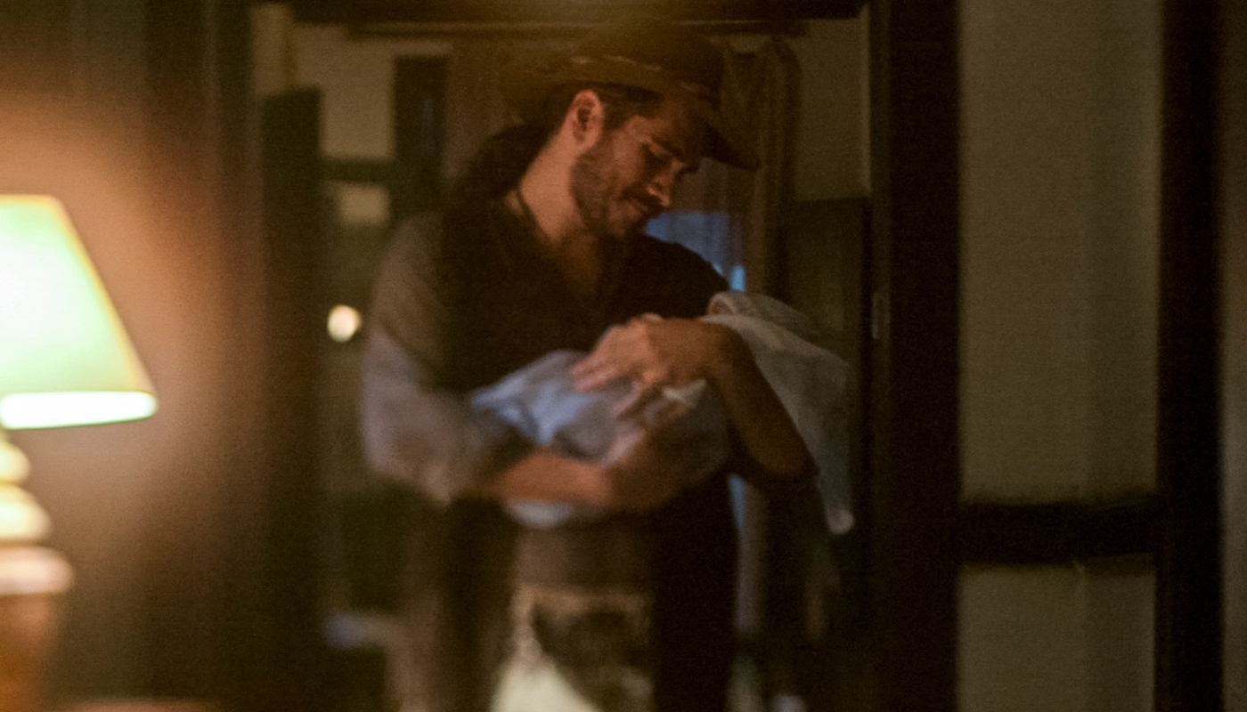 Trindade (Gabriel Sater) conhece o filho em