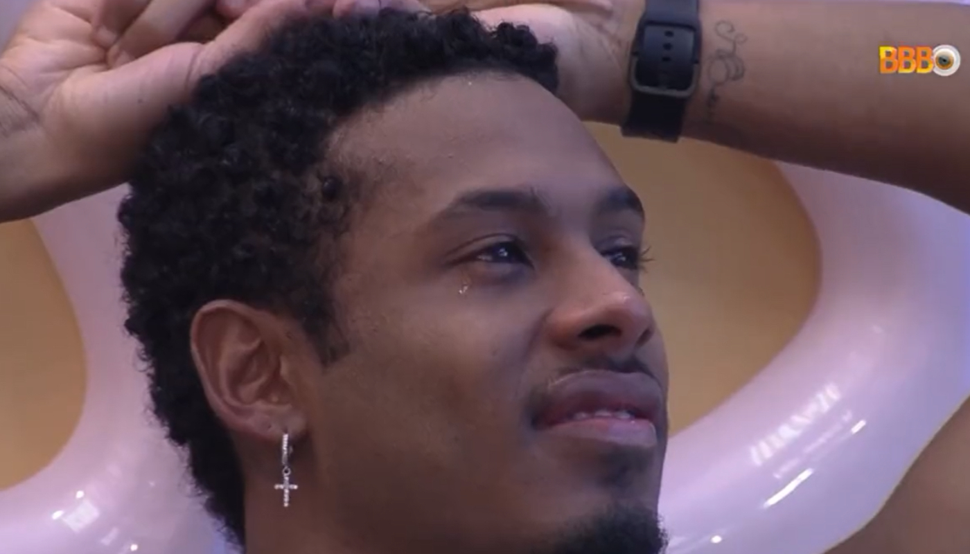 Paulo André chorando no BBB22