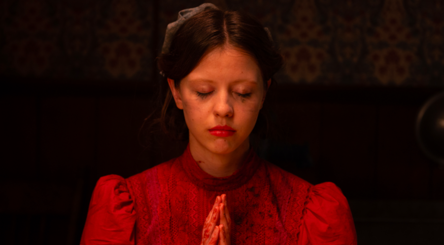 Pearl (Mia Goth).