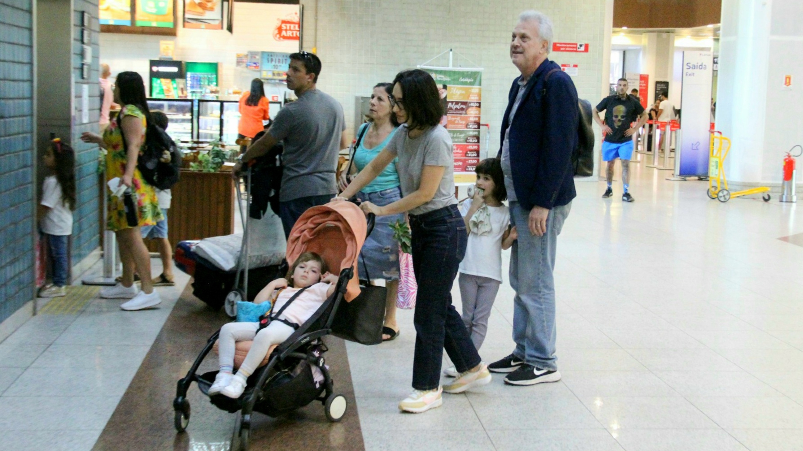 Pedro Bial e Maria Prata com as filhas, Laura e Dora