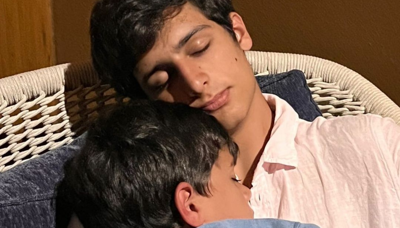 Pedro Garcia posa ao lado do irmão mais novo