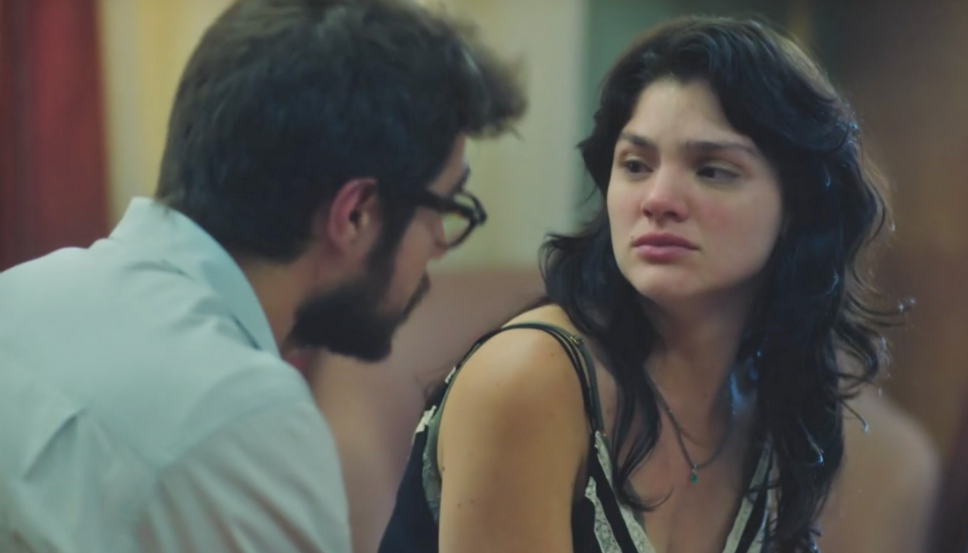 Hélio (Rafa Vitti) e Petra (Débora Ozório) em