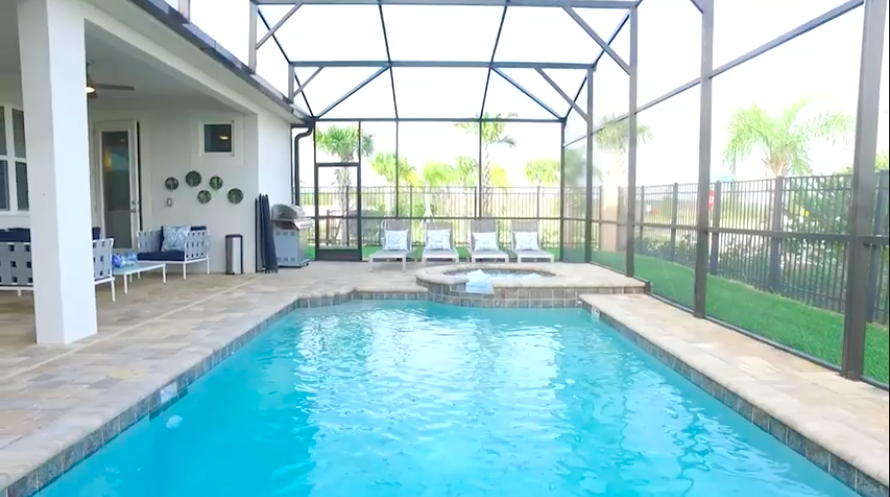 Piscina com SPA na mansão de Larissa Manoela, em Orlando.