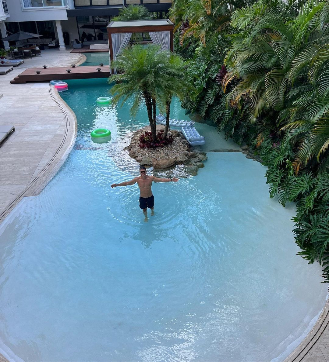 Piscina de Rodrigo Faro imita uma ilha artifícial