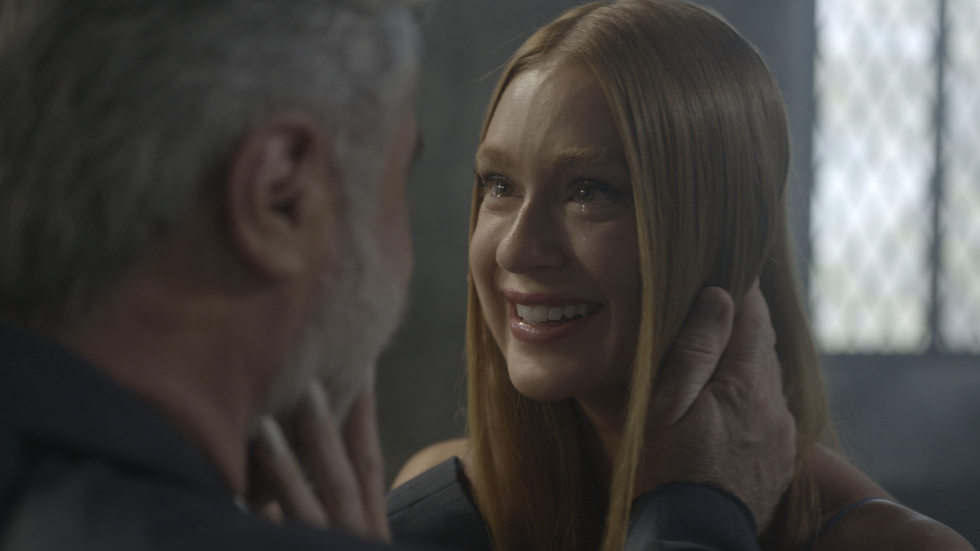 Preciosa (Marina Ruy Barbosa) reencontra o pai em