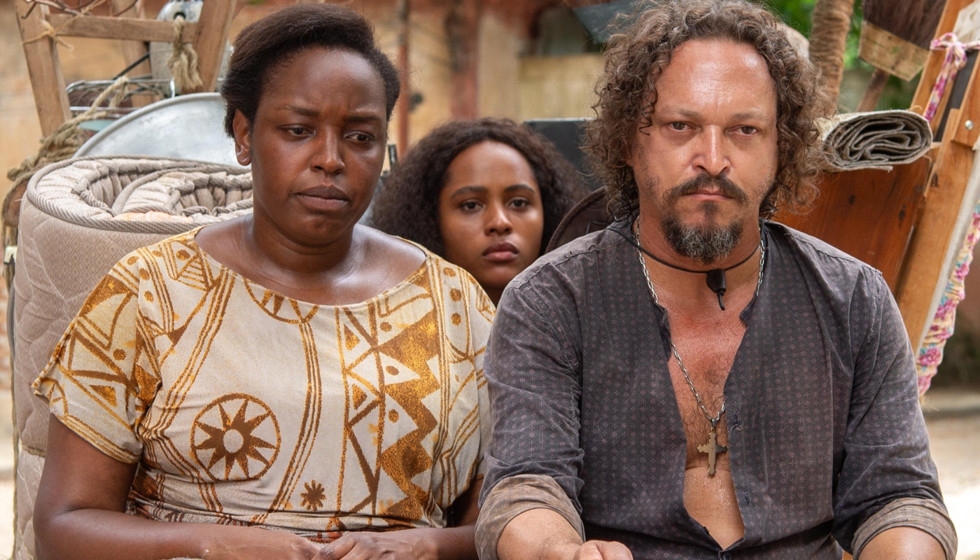 Quitéria (Belize Pombal), Venâncio (Fabio Lago) e Maria Santa (Duda Santos) em