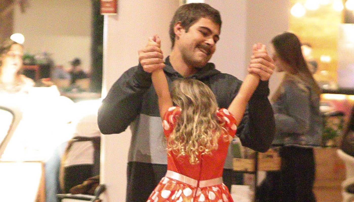 Rafa Vitti com Clara Maria durante passeio ao shopping