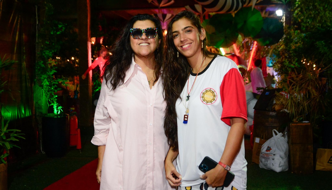 Regina Casé ao lado da filha mais velha Benedita