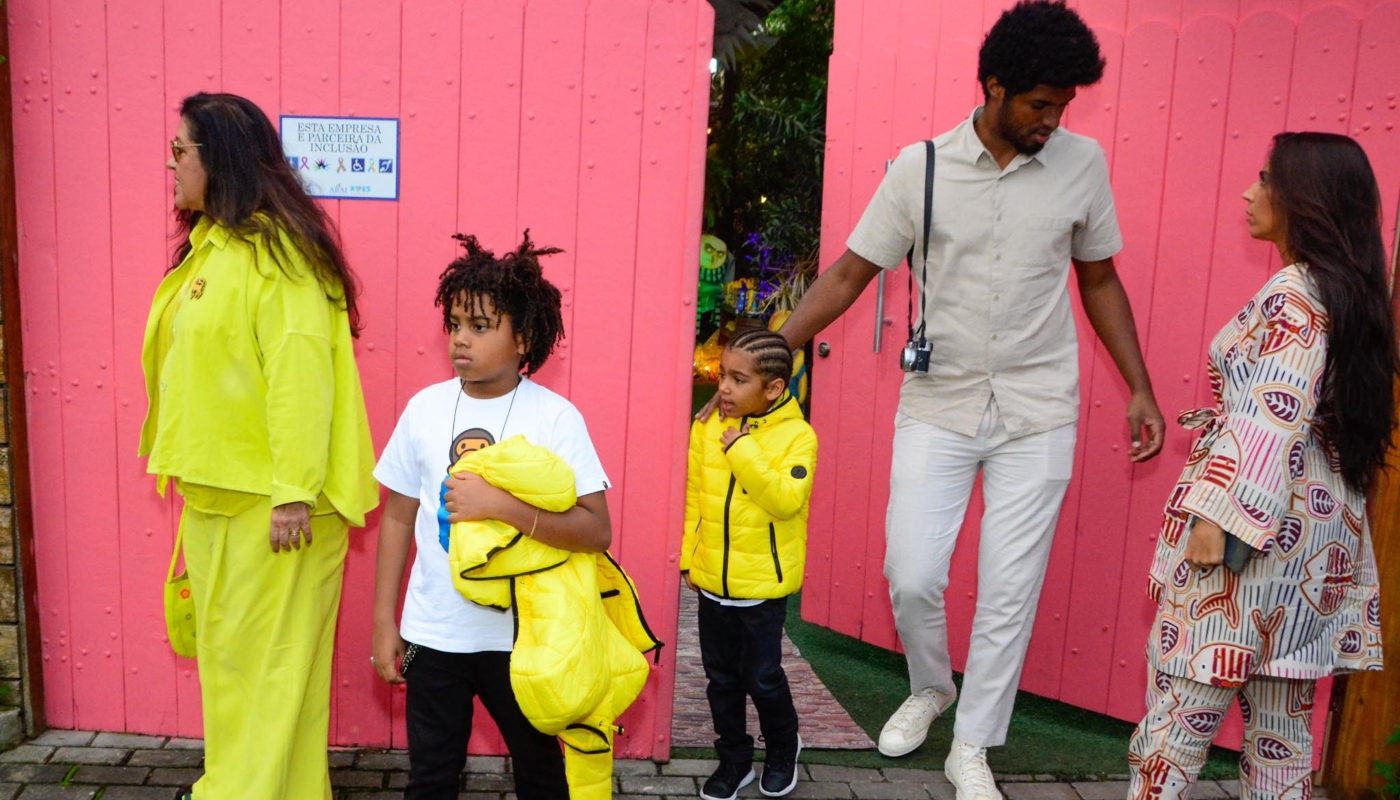 Regina Casé com os filhos, Benedita e Roque, o genro, João Pedro Januário, e o neto, Brás