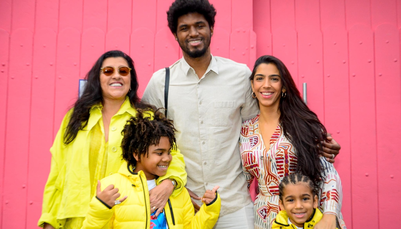 Regina Casé com os filhos, Benedita e Roque, o genro, João Pedro Januário, e o neto, Brás