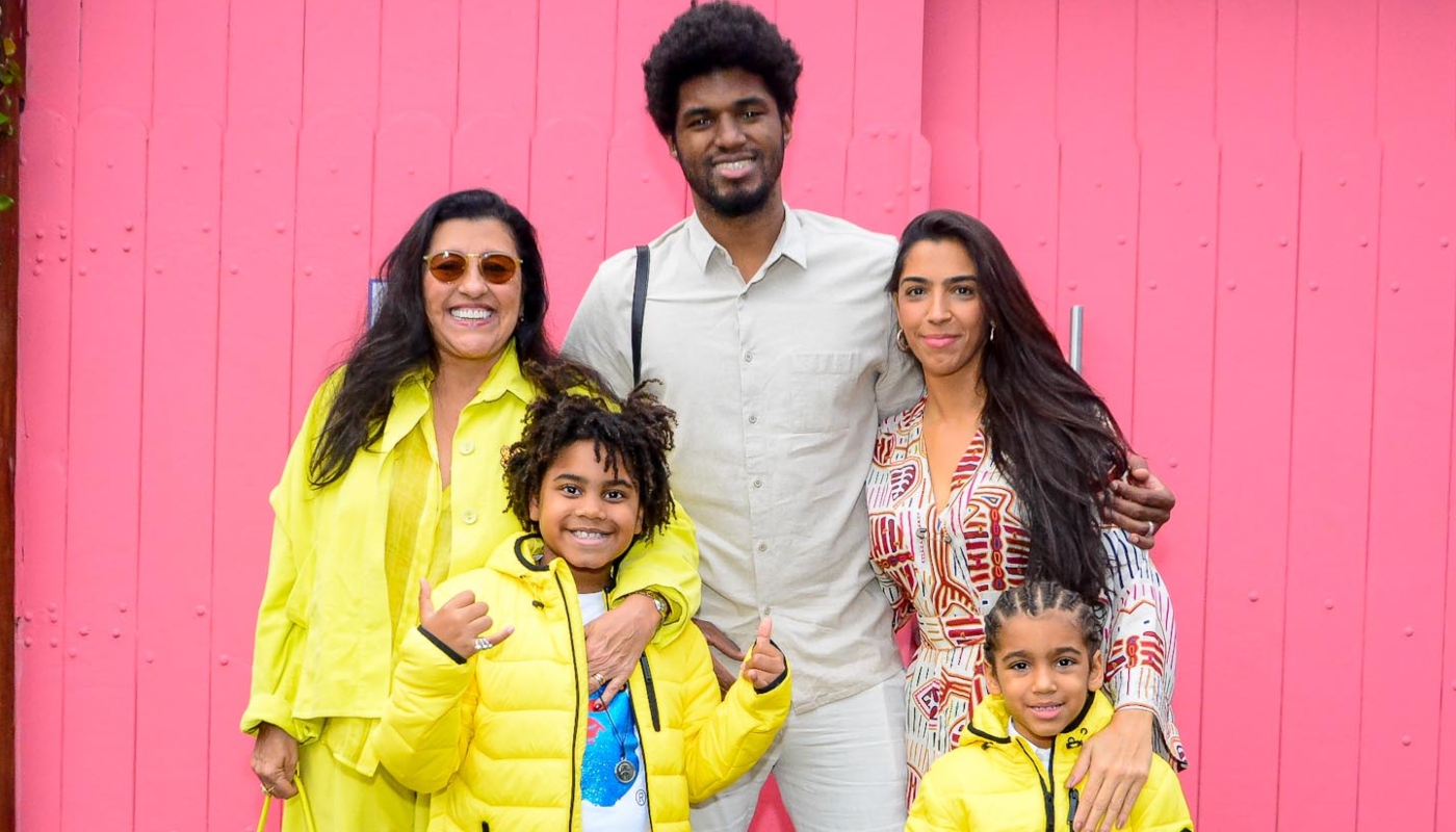 Regina Casé com os filhos, Benedita e Roque, o genro, João Pedro Januário, e o neto, Brás