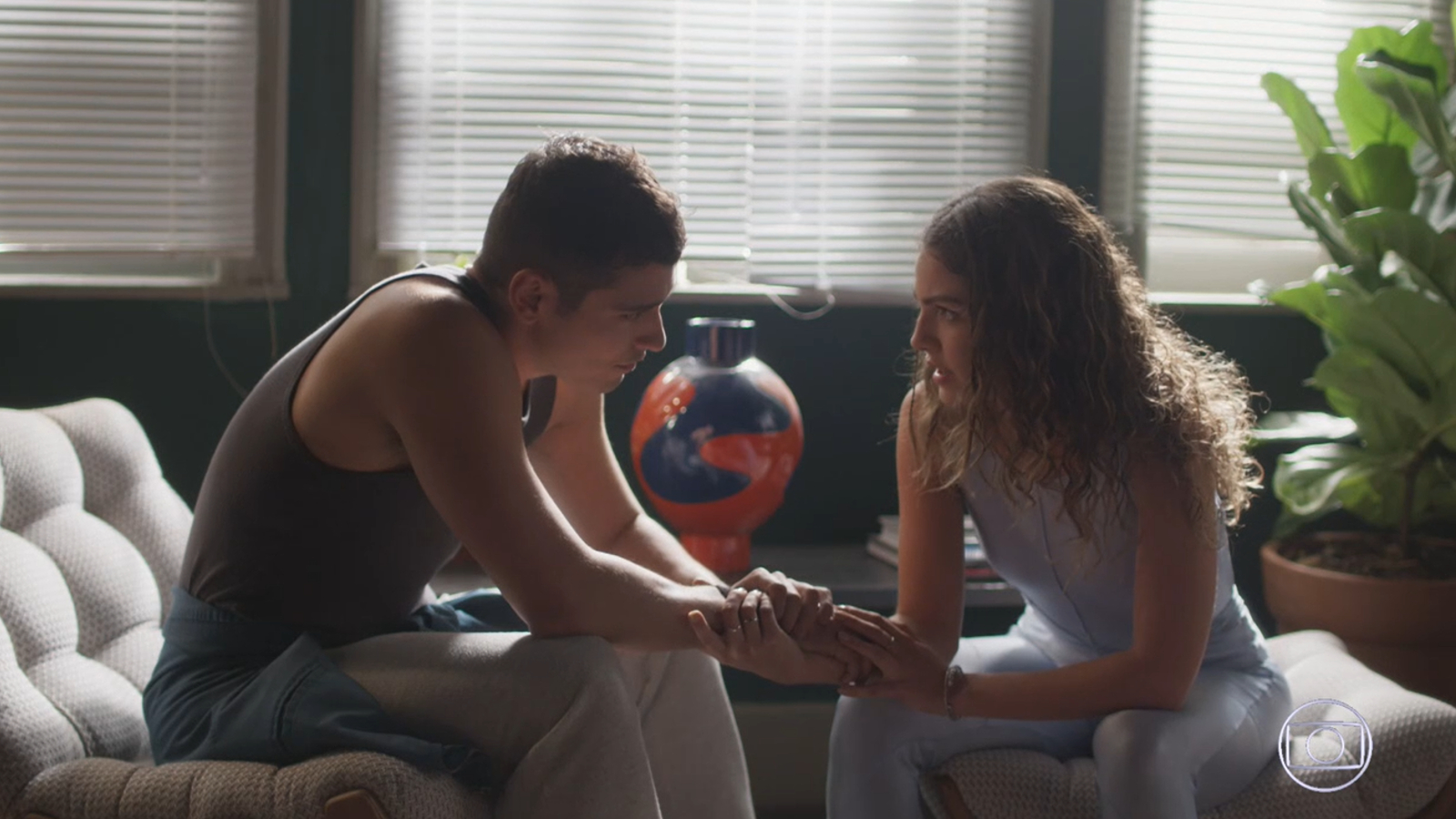 Renan (Bruno Fagundes) e Lou (Vitoria Bohn) em