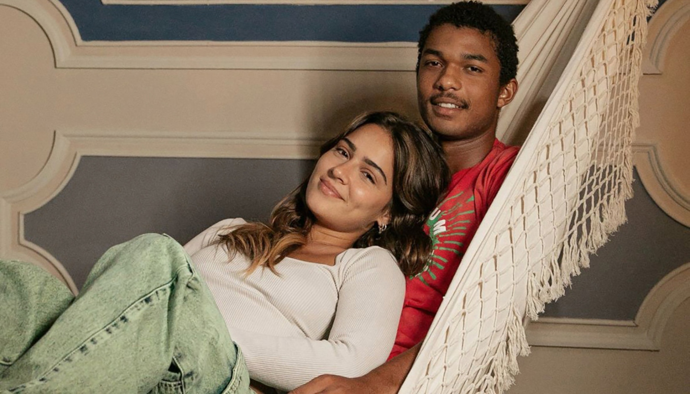 João Pedro (Juan Paiva) e Sandra (Giullia Buscacio) em