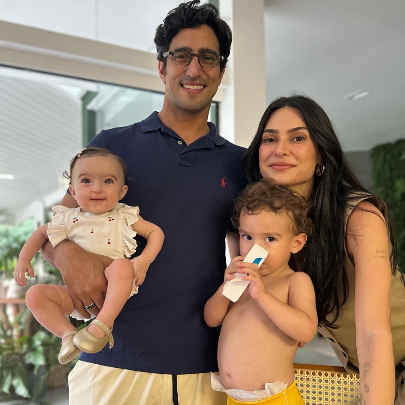 Renato Góes, Thaila Ayala e os filhos Francisco e Tereza