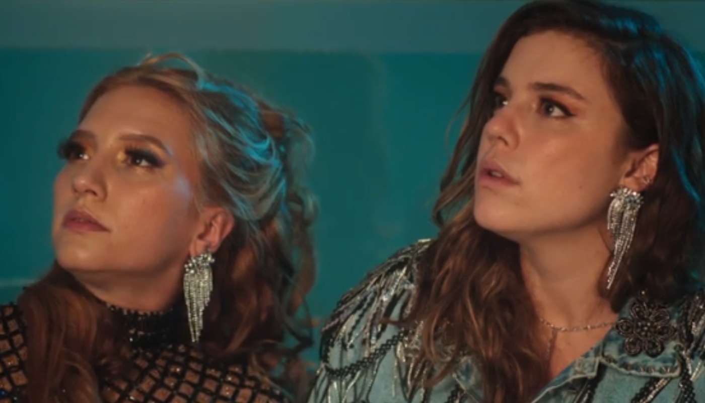 Raíssa (Alice Wegmann) e Gláucia (Lorena Comparato) em