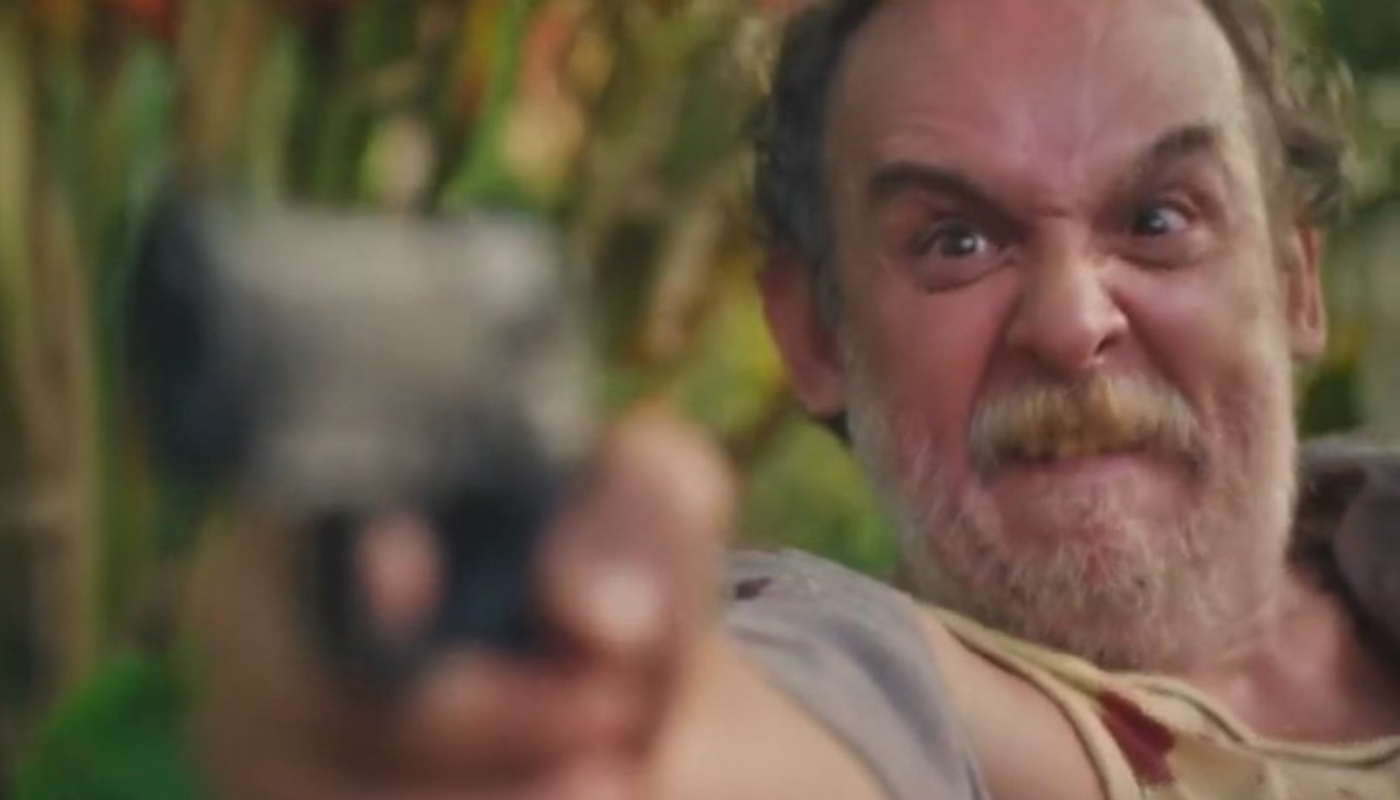 Bandido mira em Marino (Leandro Lima) em cena de