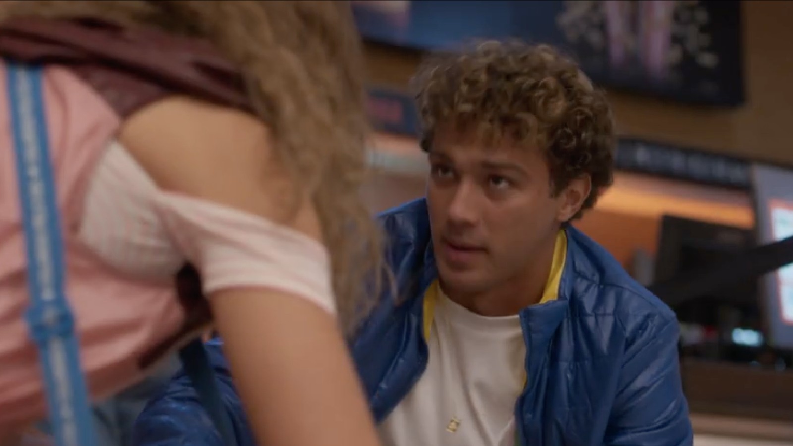 Rico (André Luiz Frambach) cruzou pela primeira vez com Lou (Vitória Bohn) no cinema, quando Renan (Bruno Fagundes) o agrediu com um soco.