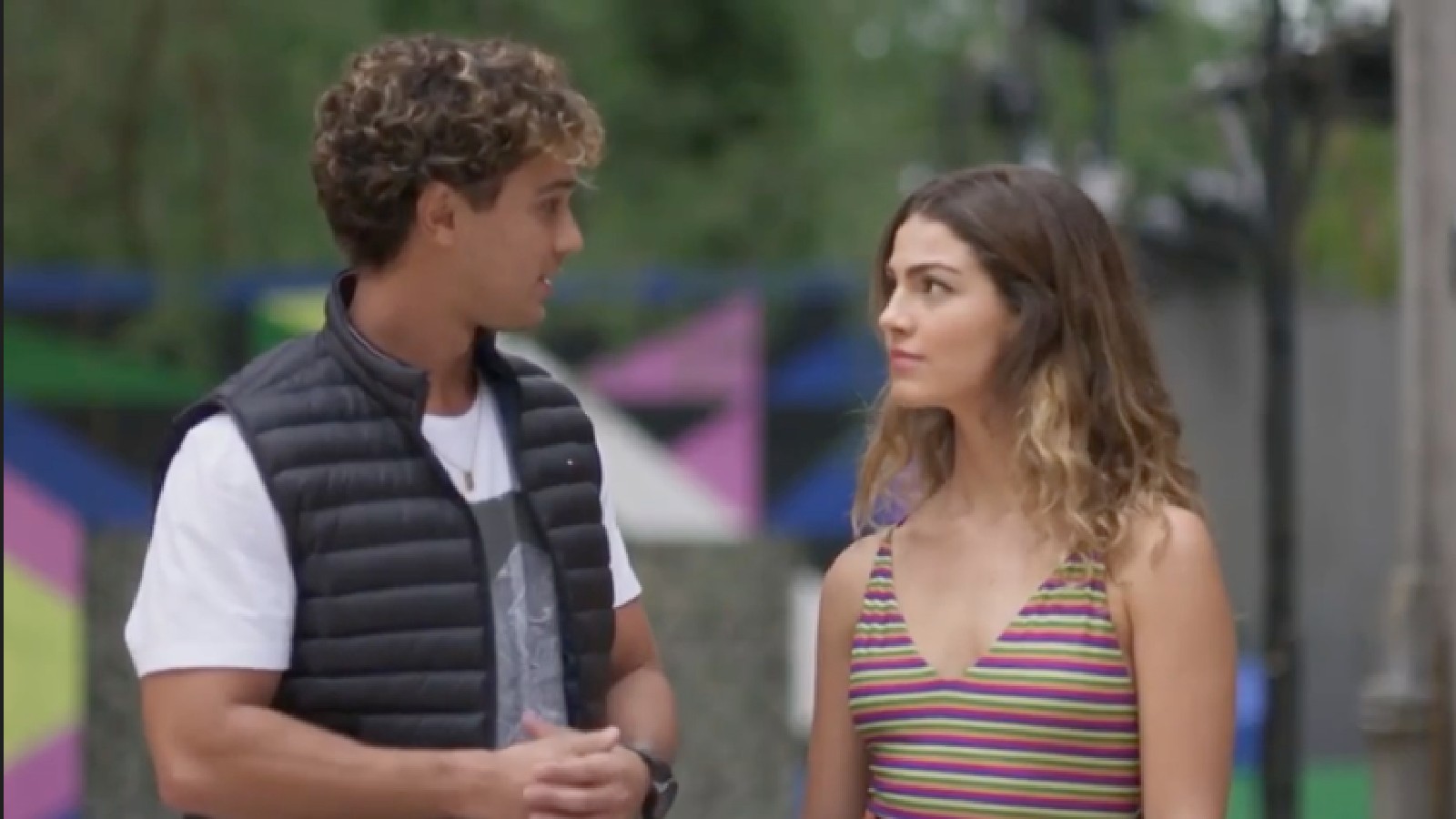 Rico (André Luiz Frambach) e Lou (Vitória Bohn).