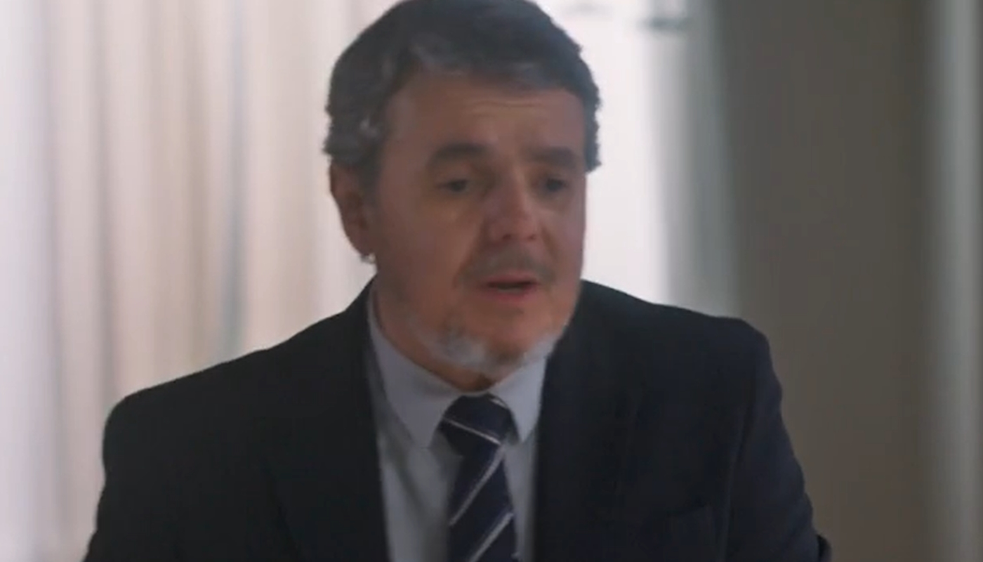 Roberto (Cássio Gabus Mendes) em