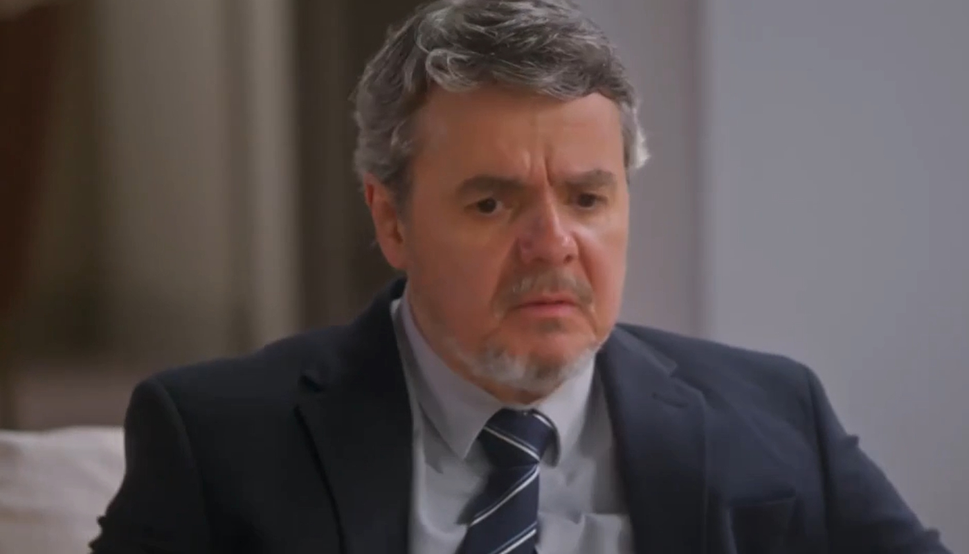 Roberto (Cássio Gabus Mendes) em