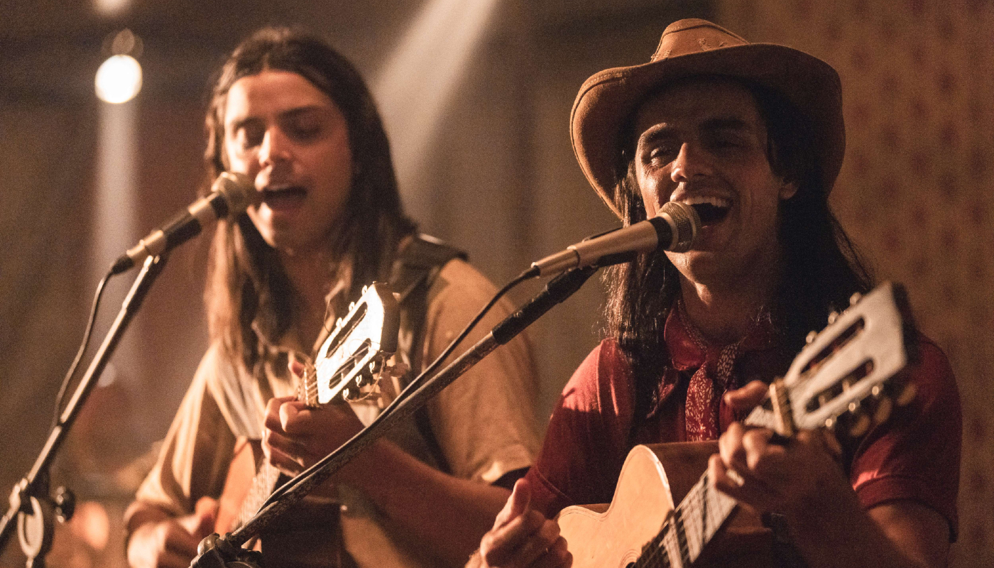 Rodrigo e Felipe Simas como Chitãozinho e Xororó