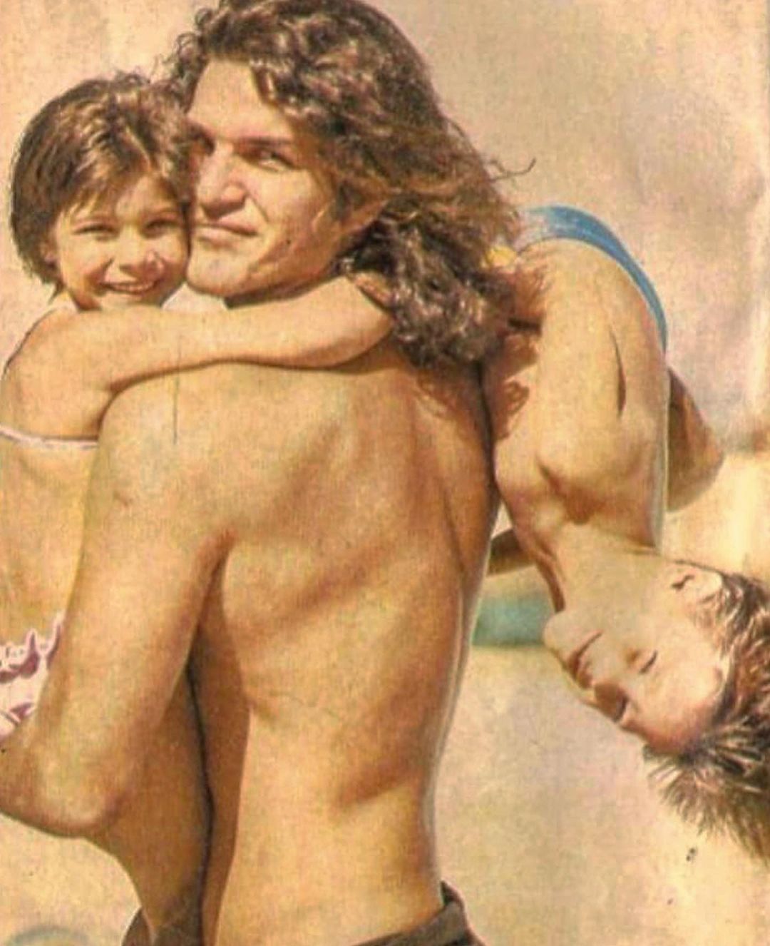 Rômulo Arantes Neto é filho do ator Rômulo Arantes, morto em 2000 em um acidente de ultraleve
