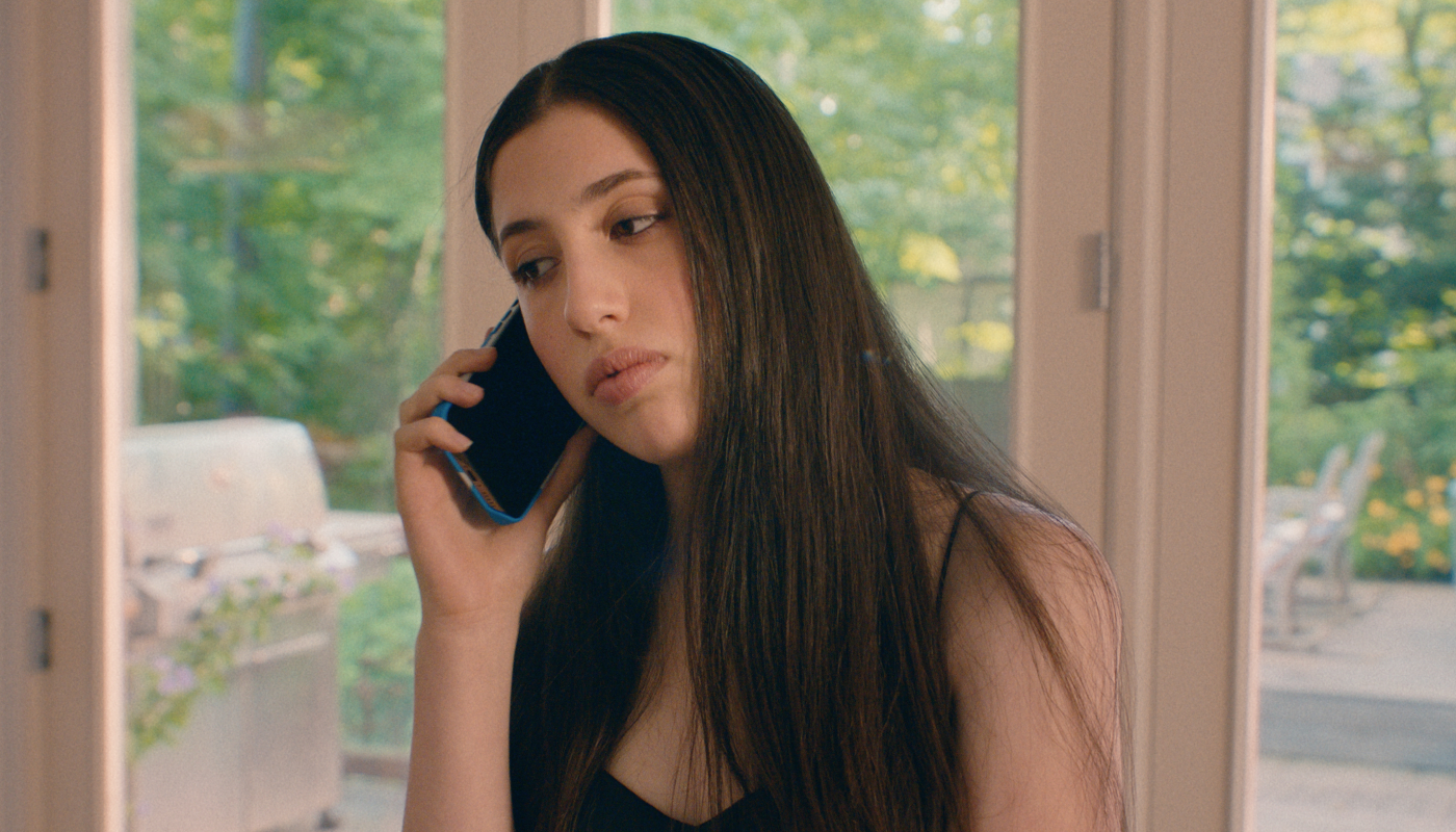 Sadie Sandler da vida à irmã da protagonista no filme
