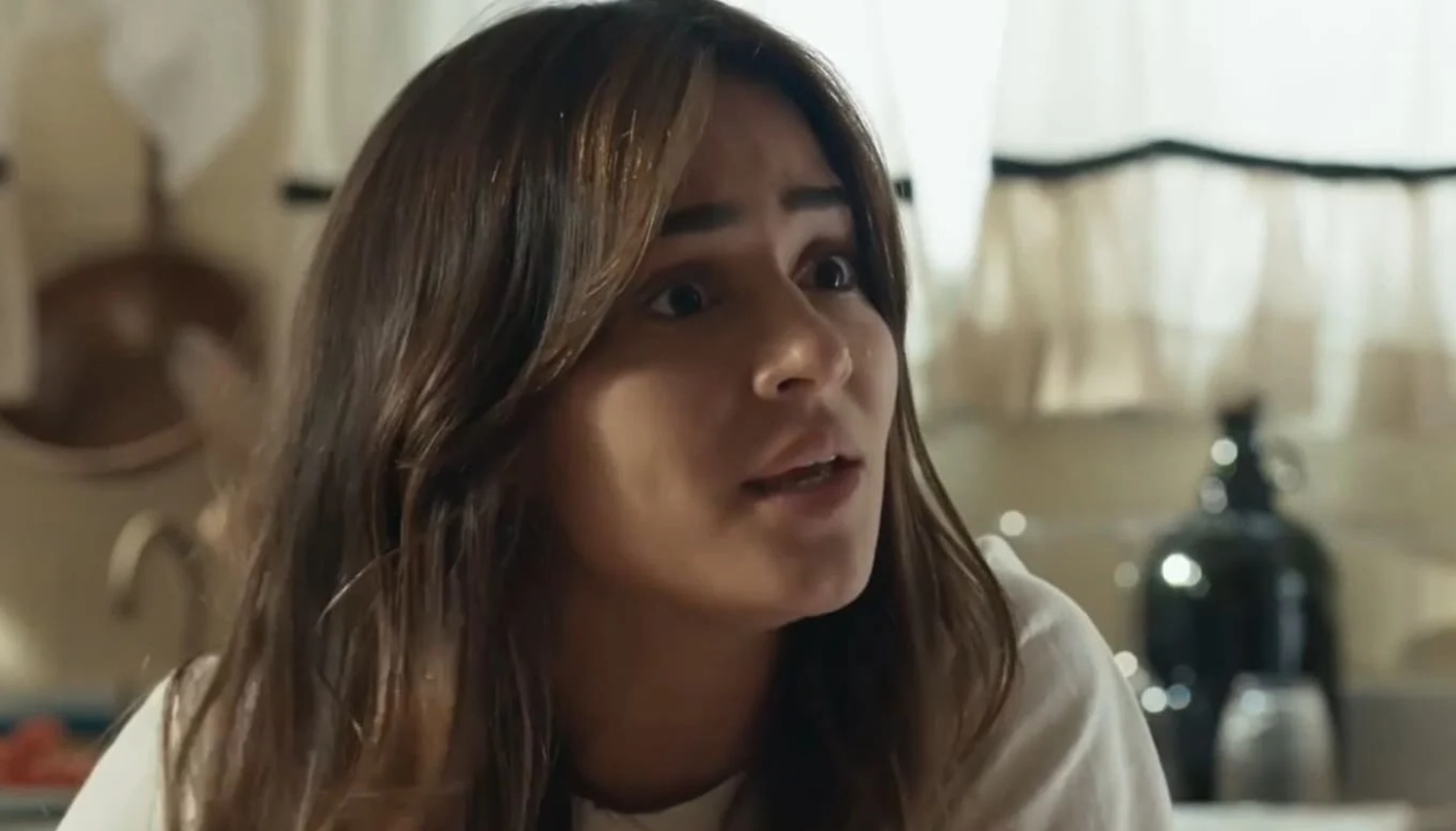 Sandra (Giullia Buscacio) em