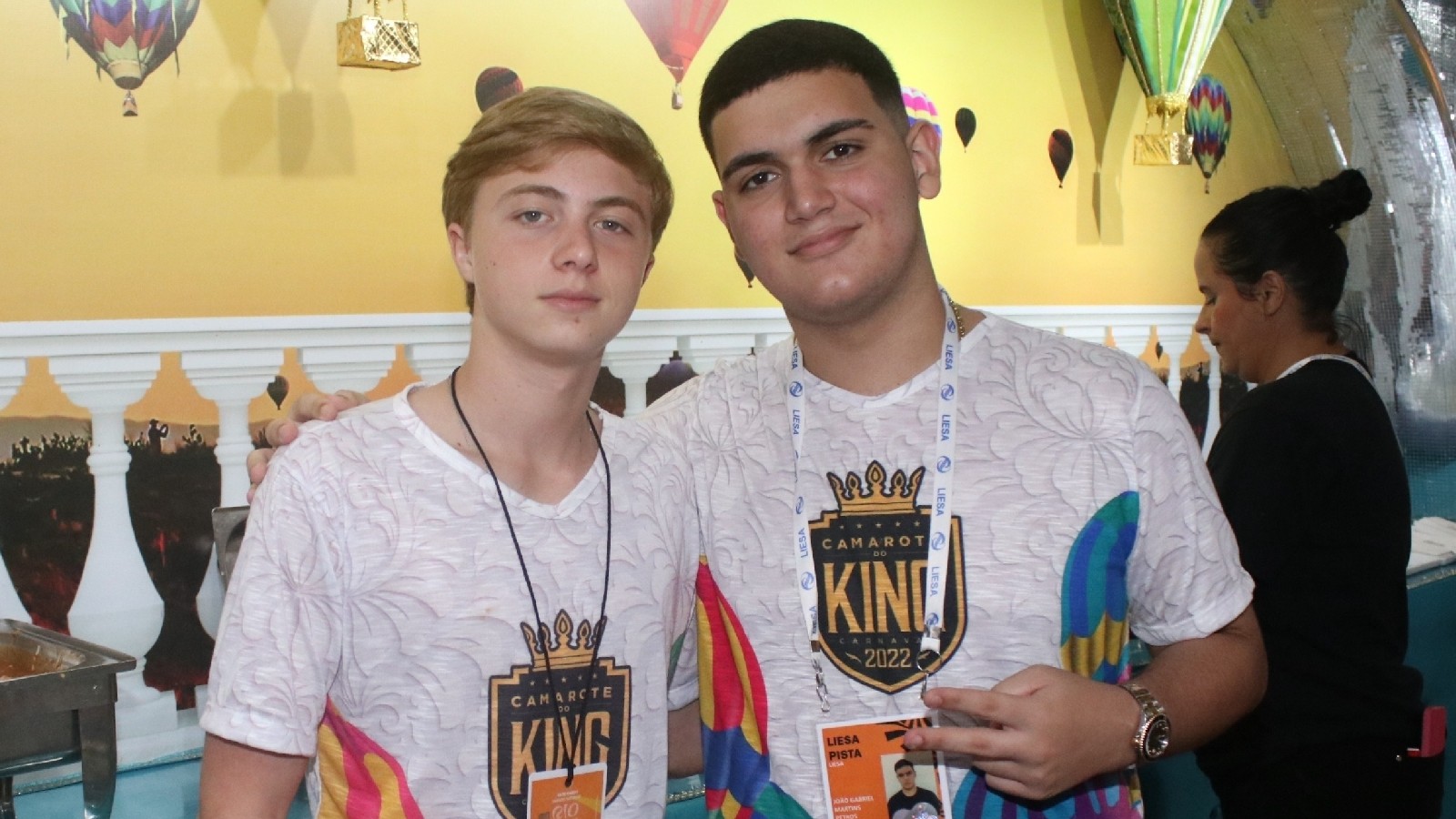 Benício Huck curte o Carnaval ao lado de um amigo na Sapucaí.