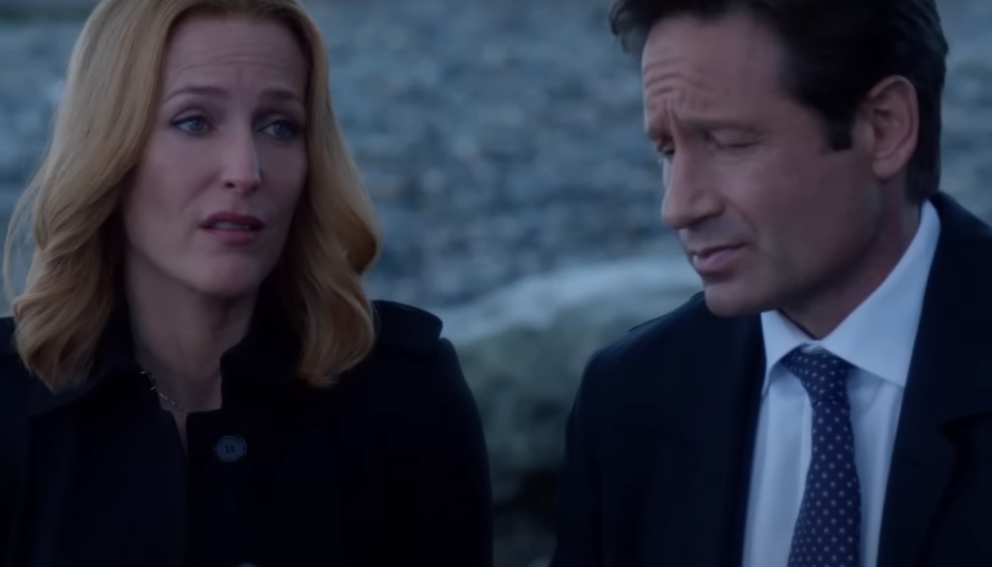 Scully e Mulder (Gillian Anderson e David Duchovny) em