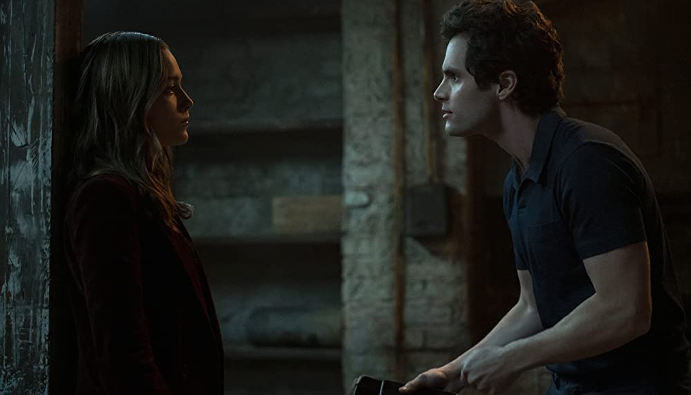 Victoria Pedretti e Penn Badgley em