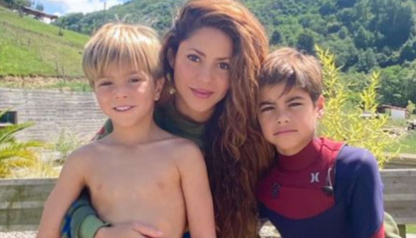 Shakira com os filhos Sasha e Milan em agosto de 2021