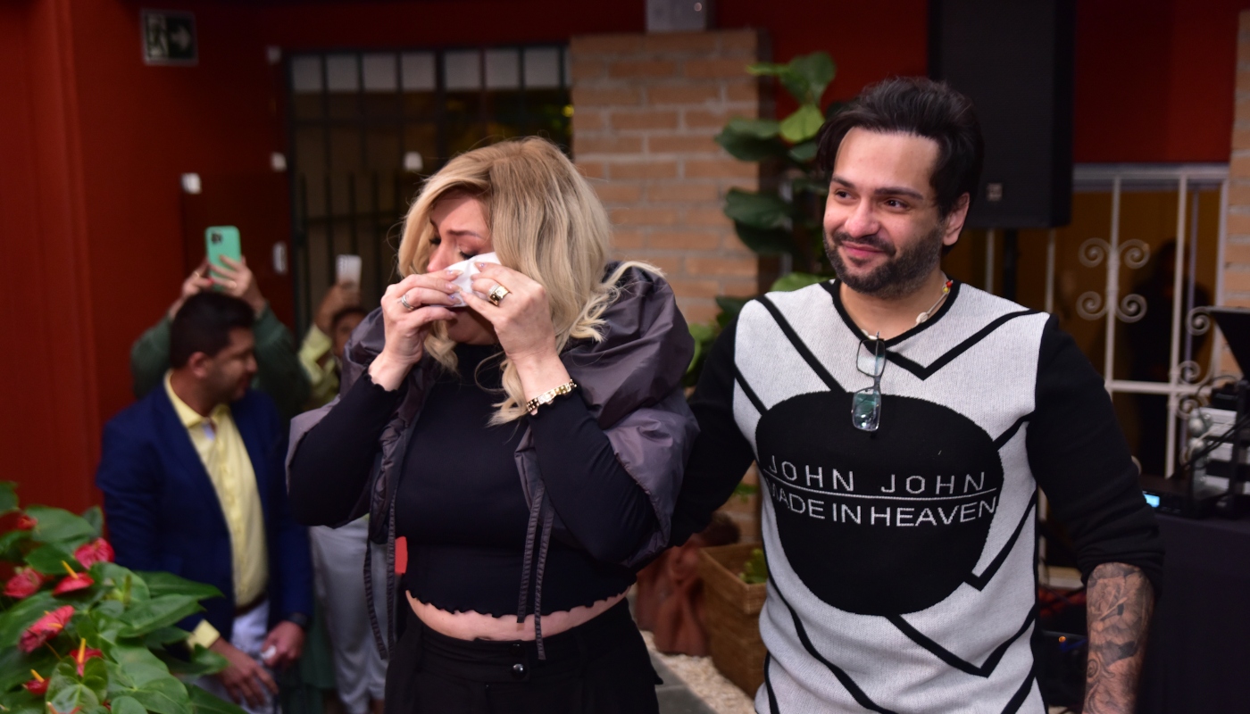 Simony se emociona com festa surpresa