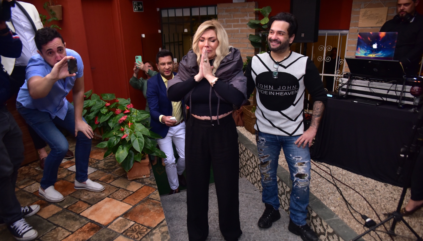 Simony se emociona com festa surpresa