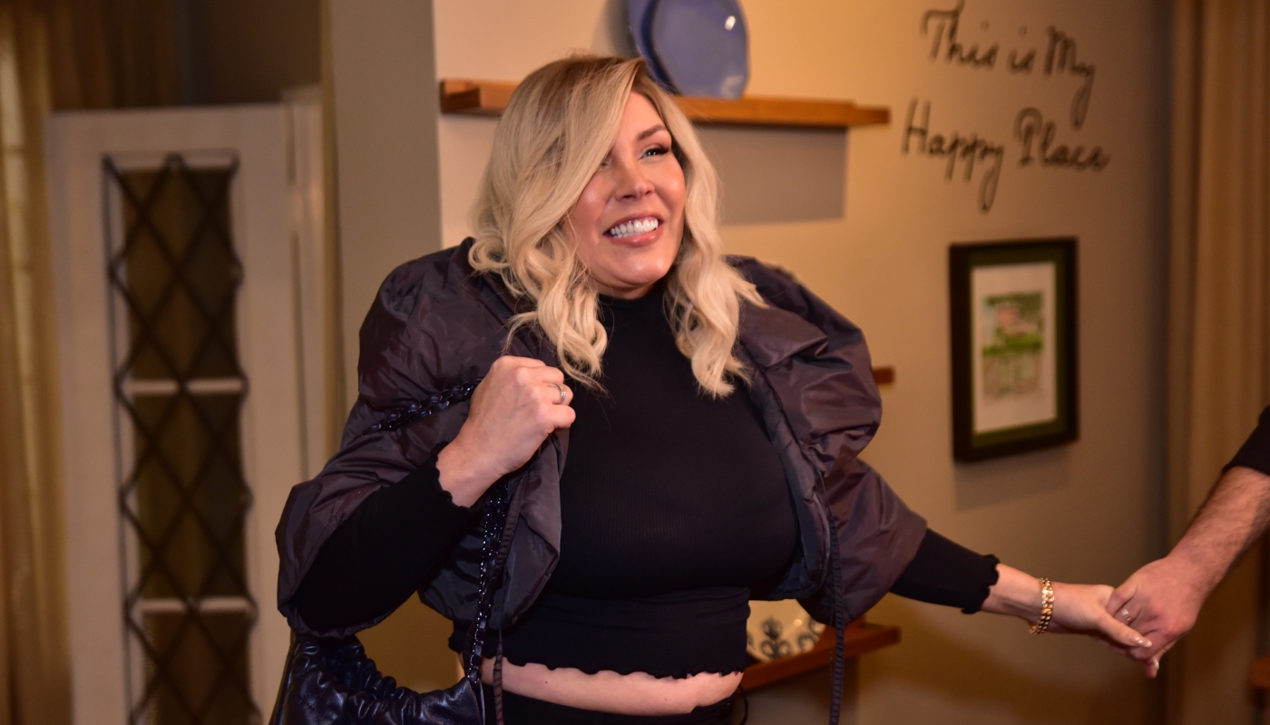 Simony se emociona com festa surpresa