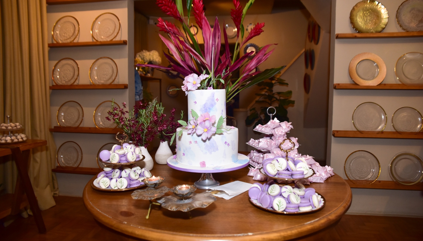 Simony se emociona com festa surpresa