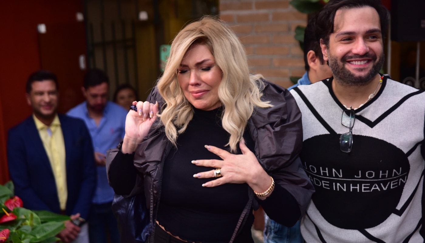 Simony se emociona com festa surpresa