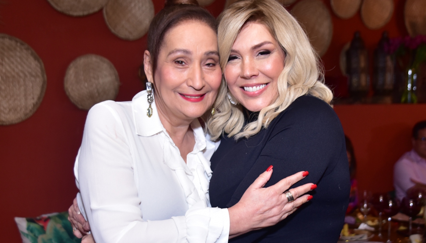 Simony se emociona com festa surpresa