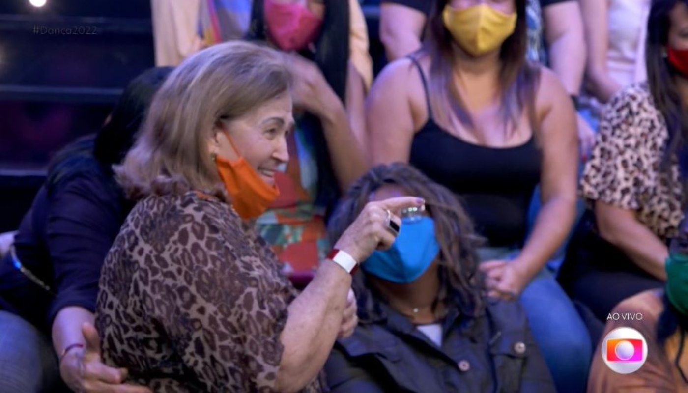 Mãe de Angélica interage com Luciano Huck na final da