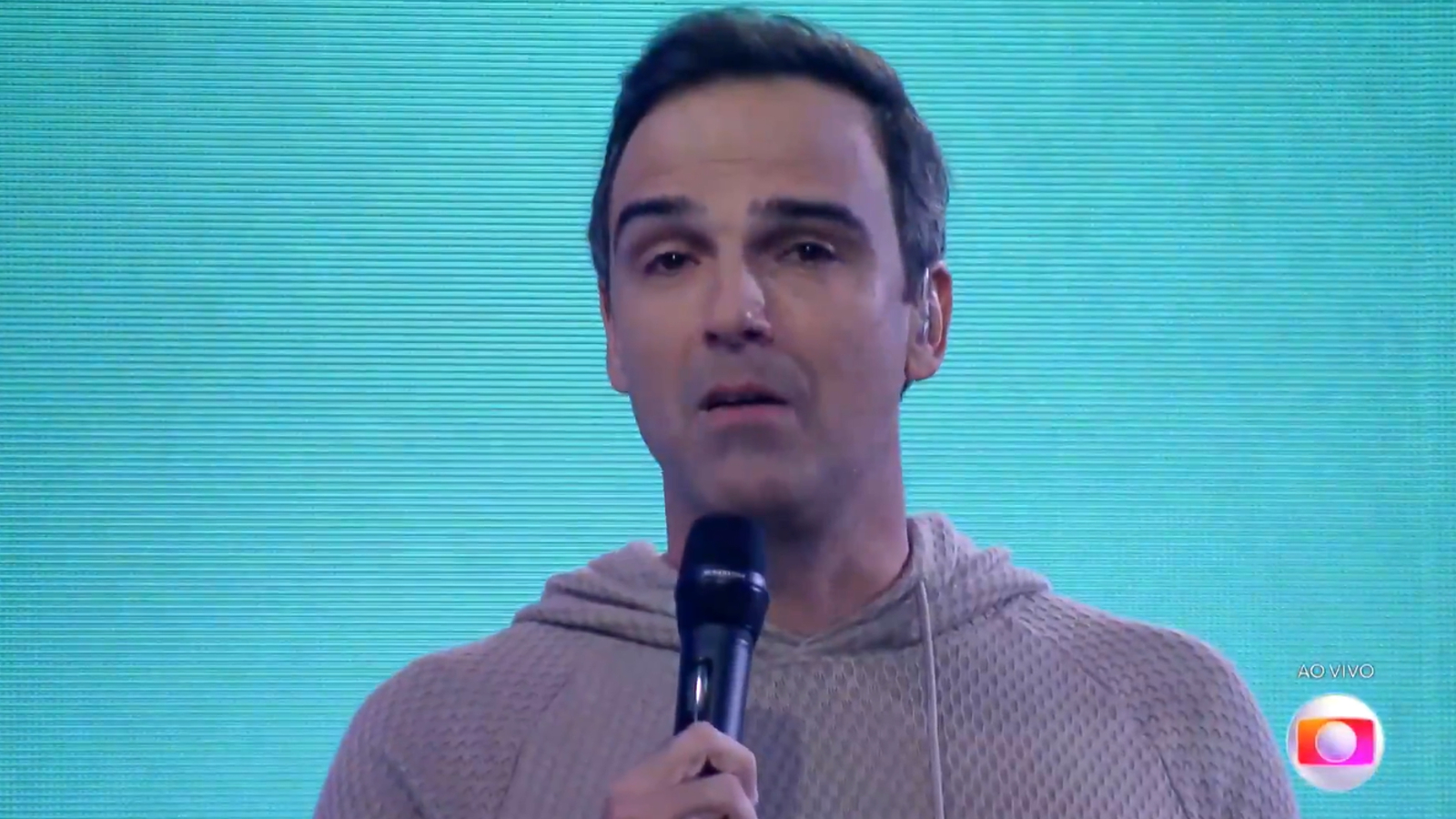 Tadeu Schmidt se emociona na final do BBB22