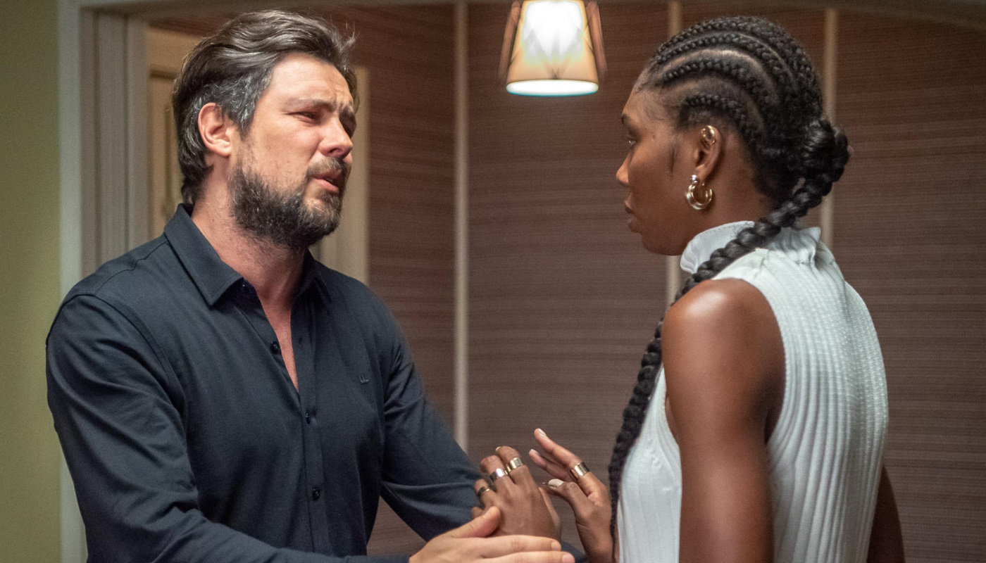 Átila (Sérgio Guizé) e Taís (Késia) em