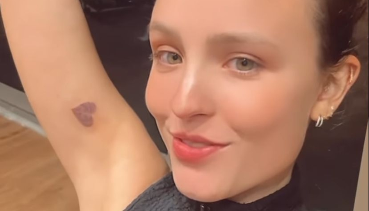Larissa Manoela mostra detalhes de tatuagem