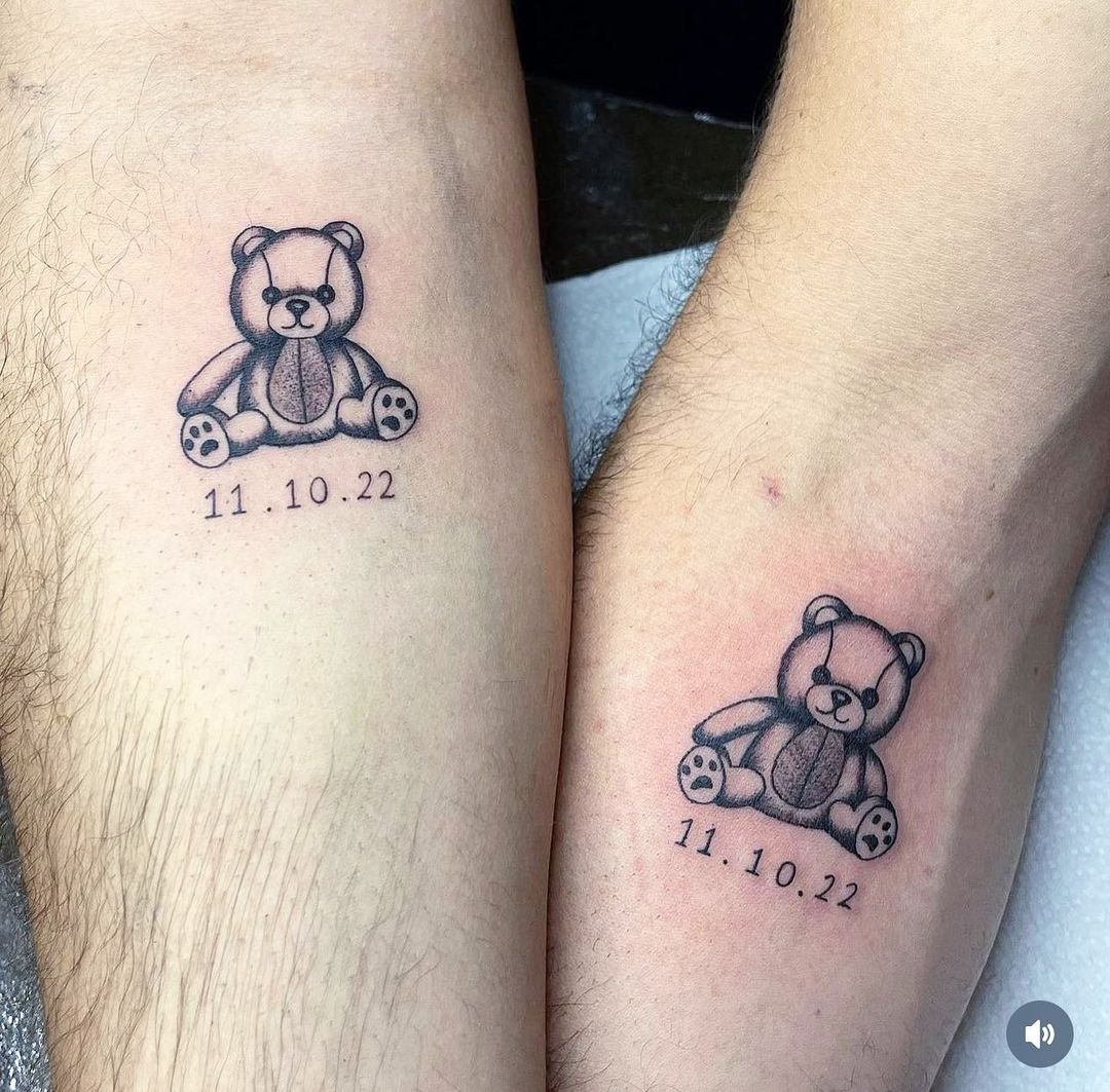 Tiago Abravanel e marido fazem tatuagens iguais