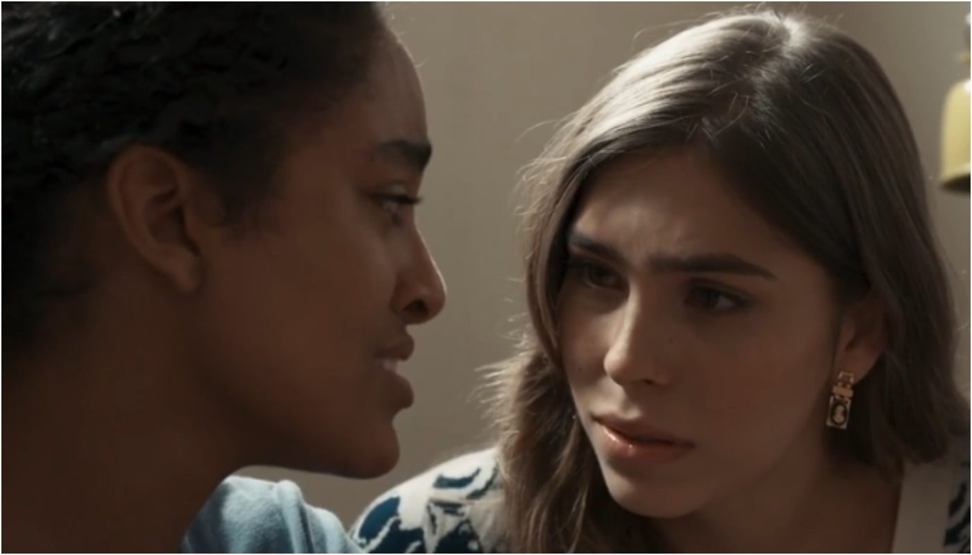 Teca (Lívia Silva) e Buba (Gabriela Medeiros) em