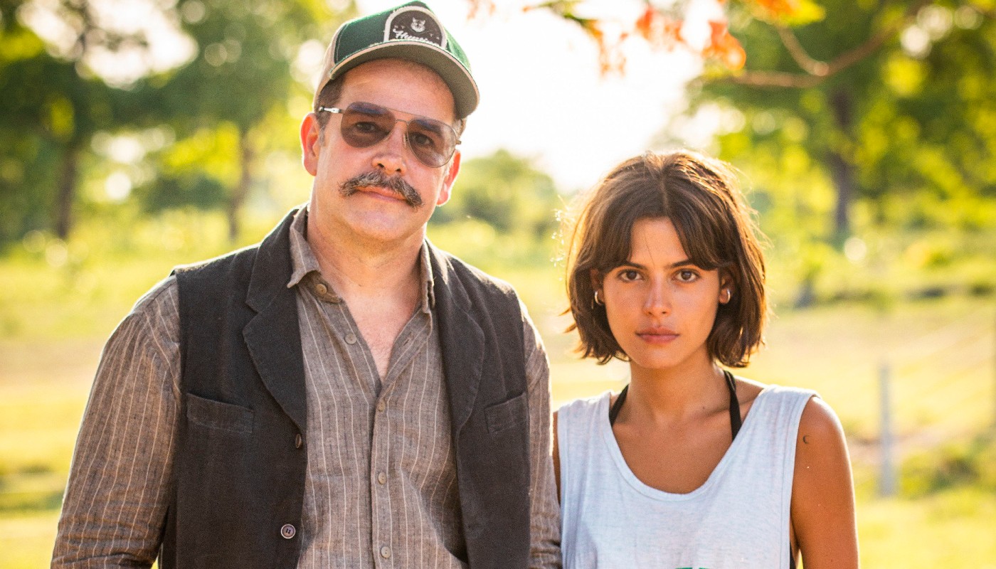 Tenório (Murilo Benício) é pai de Guta (Julia Dalavia) em