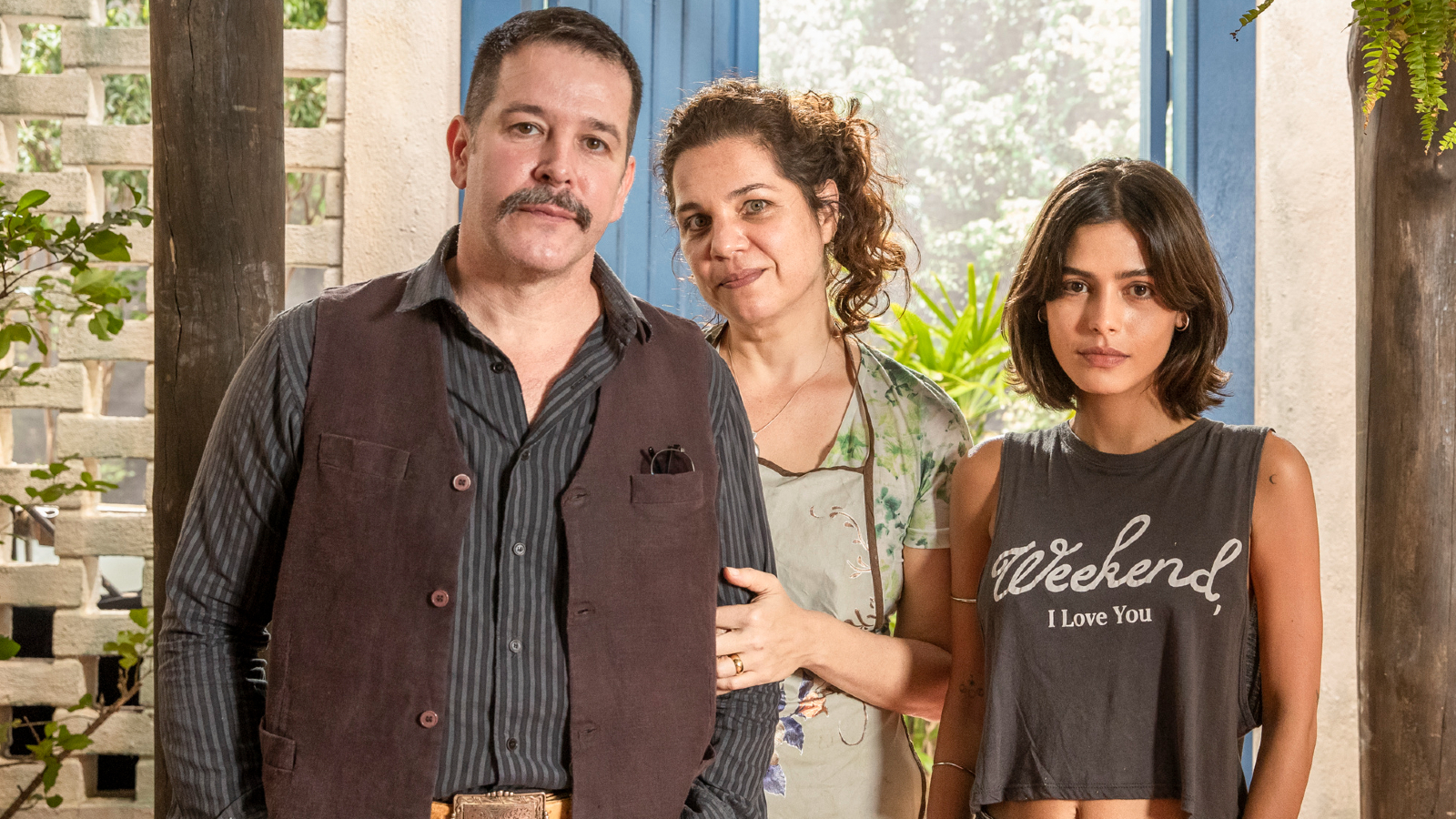 Tenório (Murilo Benício), Maria (Isabel Teixeira) e Guta (Julia Dalavia) em