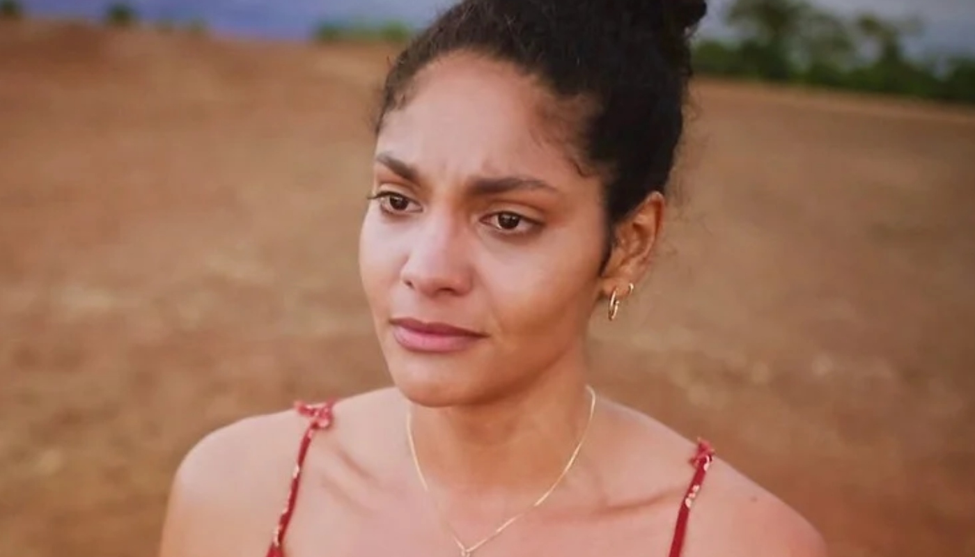 Aline (Barbara Reis) em cena de
