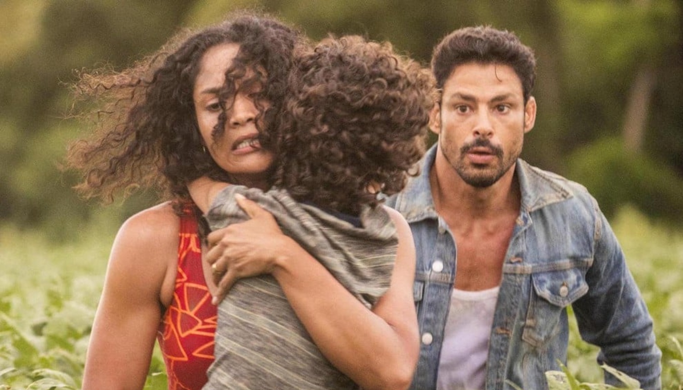 Aline (Barbara Reis) e Caio (Cauã Reymond) em