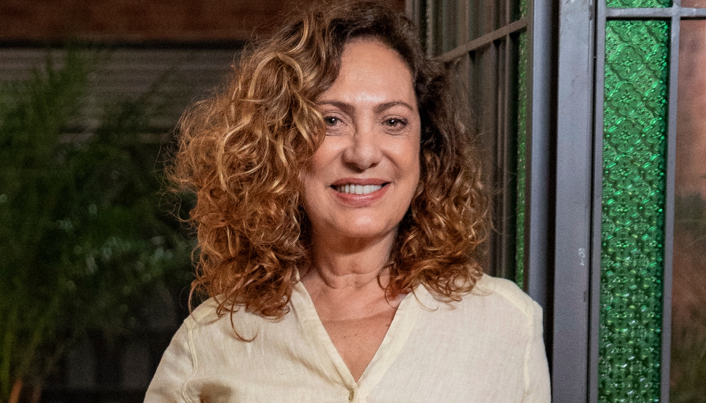 Eliane Giardini como Agatha em